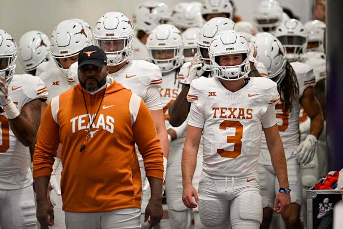 Quinn Ewers and the Texas team before a game